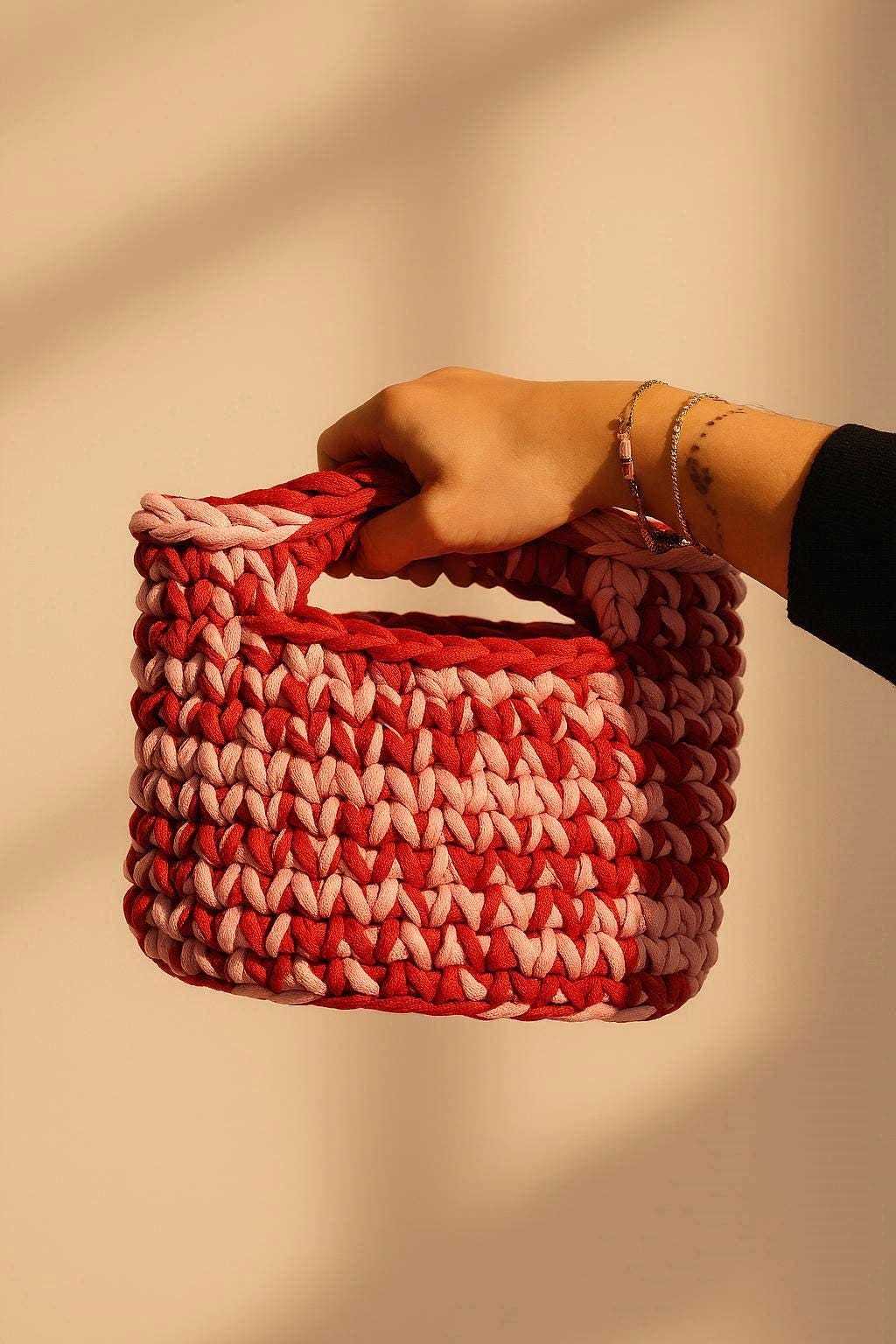 Crochet T-Shirt Yarn Bag Pattern – DIY Short Handle Tote, Chunky Ribbon Yarn Purse Tutorial, Step-by-Step Crochet Instructions