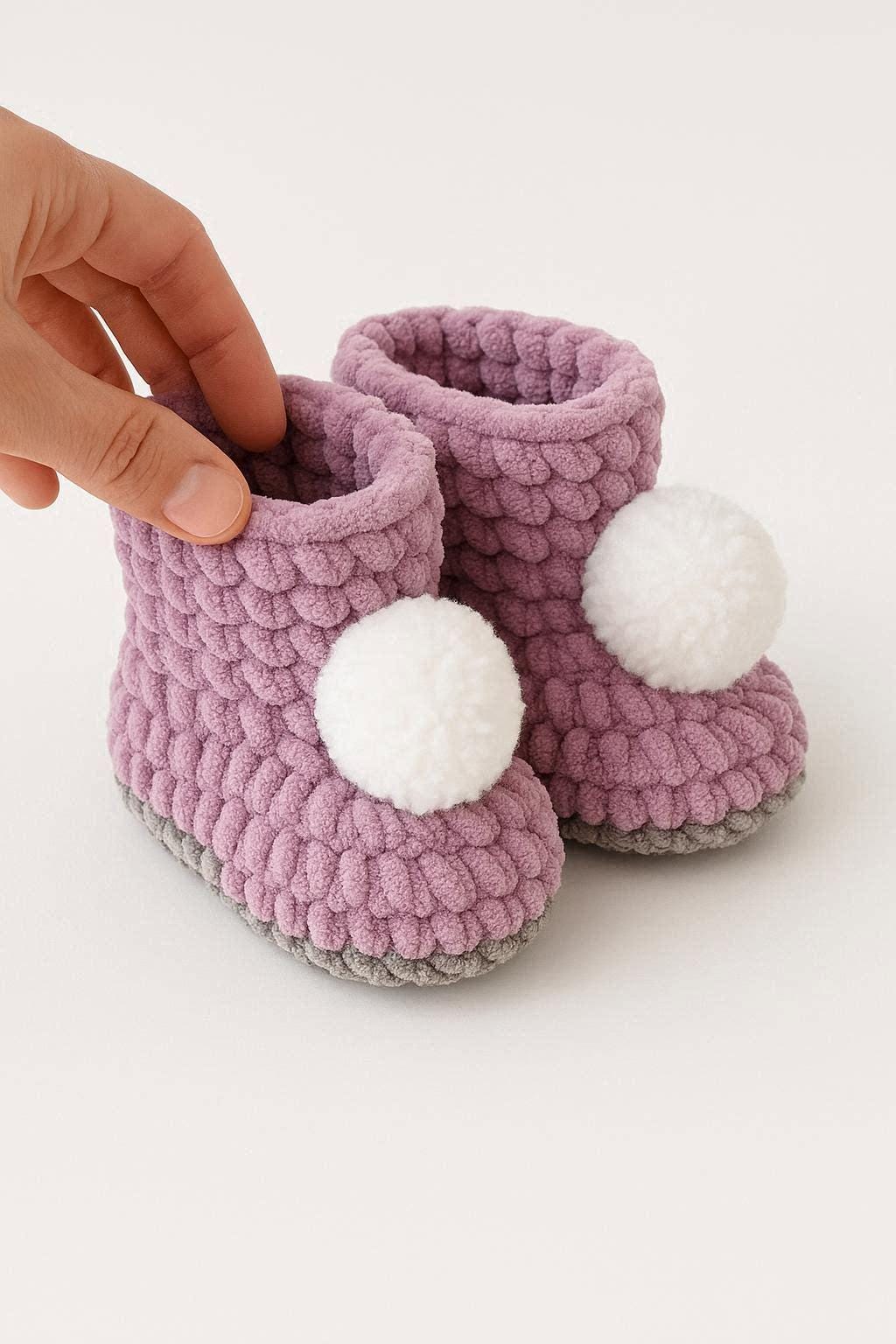Baby Plush Booties Crochet Pattern PDF – Pom Pom Baby Slippers – Soft Newborn Shoes – Easy Beginner Pattern – Instant Download